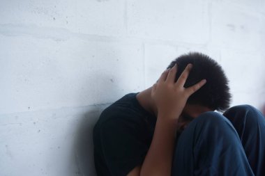 Çocuk şiddetini suistimal etmeyi bırak. Çocuk köleliği, şiddet, korku dolu bir çocuk, İnsan Hakları Günü konsepti..