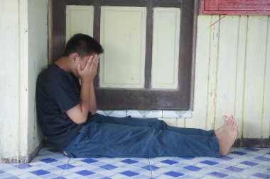 Çocuk şiddetini suistimal etmeyi bırak. Çocuk köleliği, şiddet, korku dolu bir çocuk, İnsan Hakları Günü konsepti..