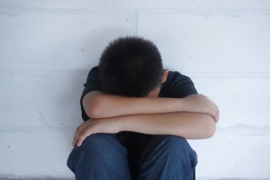 Çocuk şiddetini suistimal etmeyi bırak. Çocuk köleliği, şiddet, korku dolu bir çocuk, İnsan Hakları Günü konsepti..