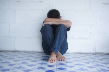 Çocuk şiddetini suistimal etmeyi bırak. Çocuk köleliği, şiddet, korku dolu bir çocuk, İnsan Hakları Günü konsepti..