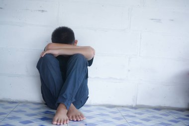 Çocuk şiddetini suistimal etmeyi bırak. Çocuk köleliği, şiddet, korku dolu bir çocuk, İnsan Hakları Günü konsepti..