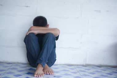 Çocuk şiddetini suistimal etmeyi bırak. Çocuk köleliği, şiddet, korku dolu bir çocuk, İnsan Hakları Günü konsepti..