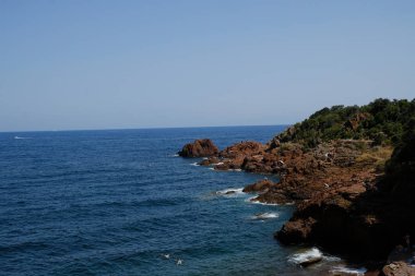 Denizin tüm Fransız sahil boyunca cannes ve saint-raphael arasında çalışan bir feribot gemide görüldü corniche de l'esterel