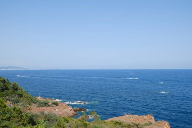 Denizin tüm Fransız sahil boyunca cannes ve saint-raphael arasında çalışan bir feribot gemide görüldü corniche de l'esterel