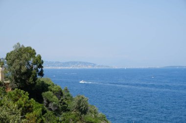Denizin tüm Fransız sahil boyunca cannes ve saint-raphael arasında çalışan bir feribot gemide görüldü corniche de l'esterel