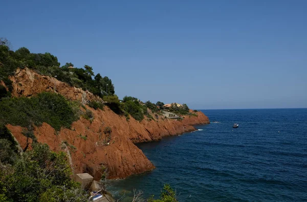 Denizin tüm Fransız sahil boyunca cannes ve saint-raphael arasında çalışan bir feribot gemide görüldü corniche de l'esterel