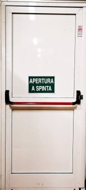 Acil çıkış kapısı panik çıkış saplı