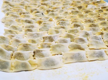 El yapımı mantı ev ve yerleştirilmiş kasetlerine tüketilmeye hazır