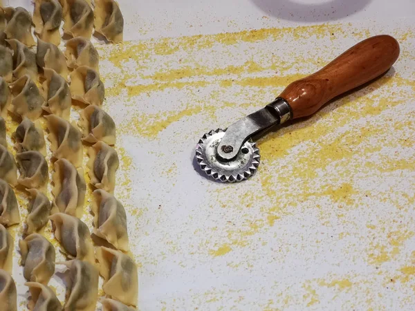 Handgemachte Ravioli Hause Und Tabletts Zum Verzehr Bereit — Stockfoto