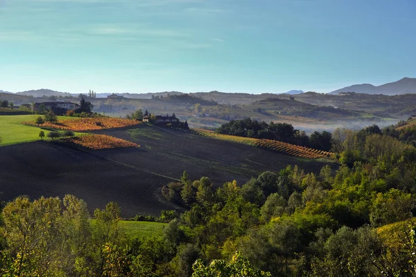 皮埃蒙特朗格在秋天与它的葡萄园和它的起伏的丘陵 — 图库照片
