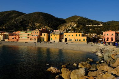 Ligurian kıyısında ve varigotti Savona, Liguria ilinde Akdeniz nokta renkleri