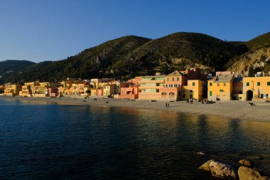 Ligurian kıyısında ve varigotti Savona, Liguria ilinde Akdeniz nokta renkleri