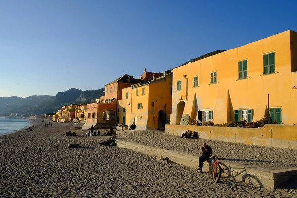 Ligurian kıyısında ve varigotti Savona, Liguria ilinde Akdeniz nokta renkleri