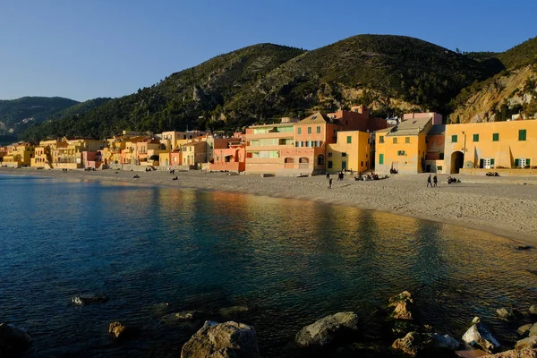 Ligurian kıyısında ve varigotti Savona, Liguria ilinde Akdeniz nokta renkleri