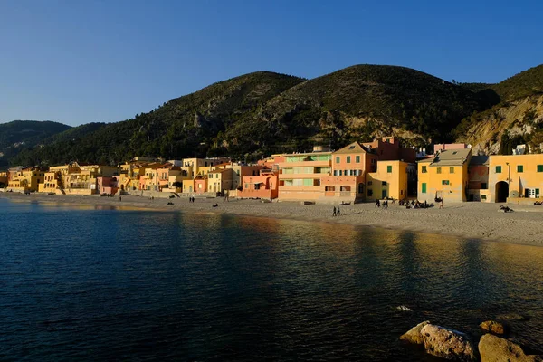 Ligurian kıyısında ve varigotti Savona, Liguria ilinde Akdeniz nokta renkleri