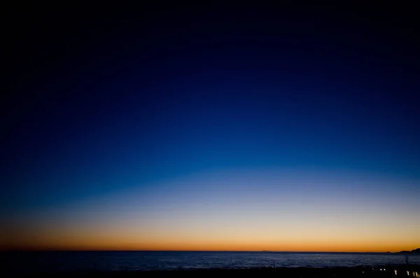 Belo pôr do sol sobre o mar da Toscana — Fotografia de Stock