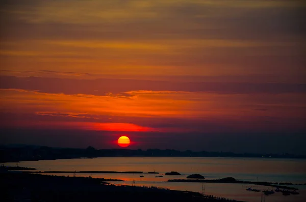 Belo pôr do sol sobre o mar da Toscana — Fotografia de Stock