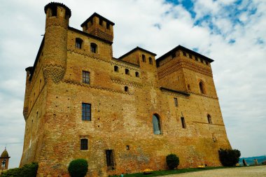 Piedmont Langhe bölgesinde Grinzane Cavour kalesi