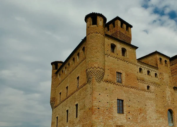 Le château de Grinzane Cavour dans la région Langhe du Piémont — Photo