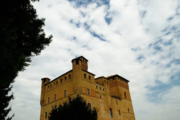 O castelo de Grinzane Cavour na área de Langhe do Piemonte — Fotografia de Stock