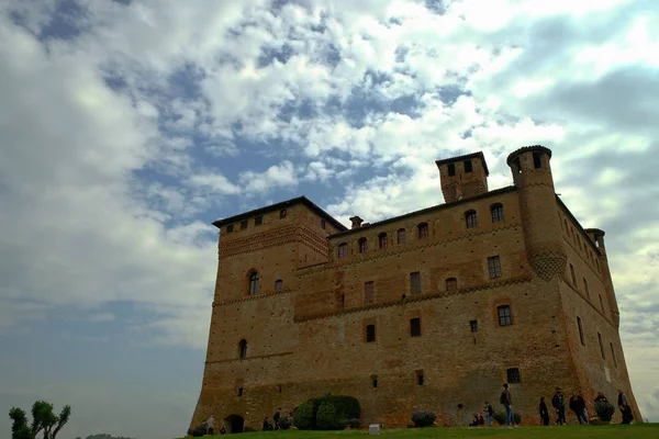 Замок Гринзане Кавур в районе Ланге Пьемонта — стоковое фото