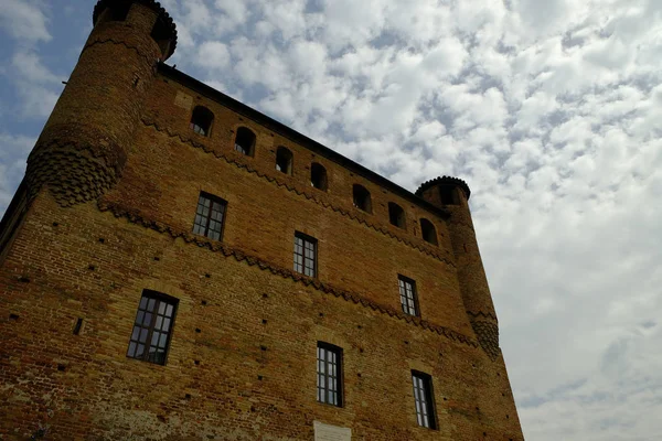 Замок Гринзане Кавур в районе Ланге Пьемонта — стоковое фото