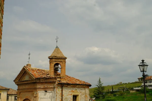 Kalbinde monforte d'alba güzel ortaçağ köyü o — Stok fotoğraf