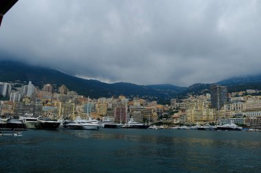 Montecarlo limanının Yatlar dolu