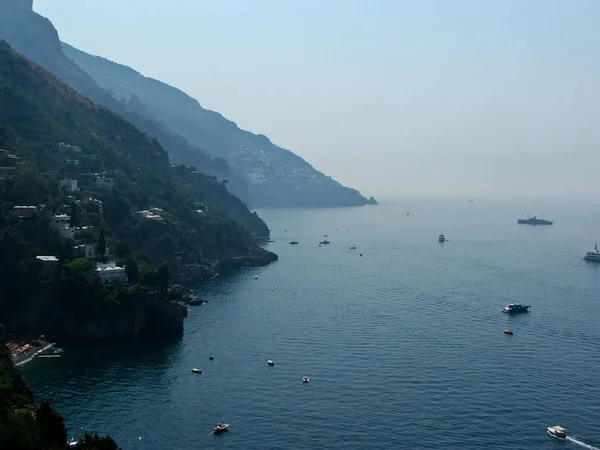 Positano a napoli, la perla della costiera amalfitana — стоковое фото