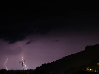 Yıldırım fırtınası sırasında yanıp sönen ışık arkaplanı