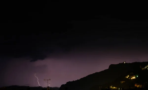 Fundos de flashes e luzes durante uma tempestade — Fotografia de Stock