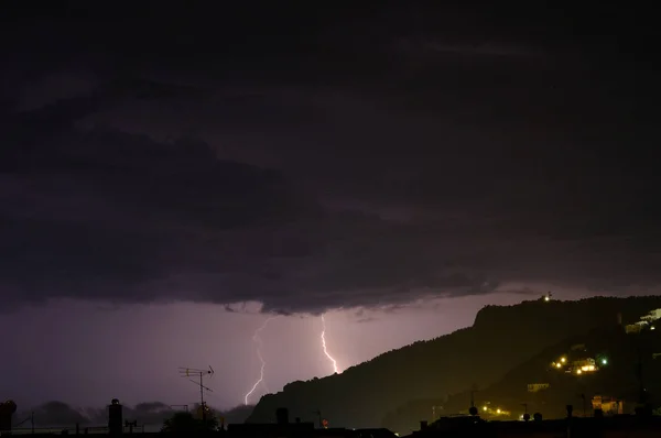 Fundos de flashes e luzes durante uma tempestade — Fotografia de Stock