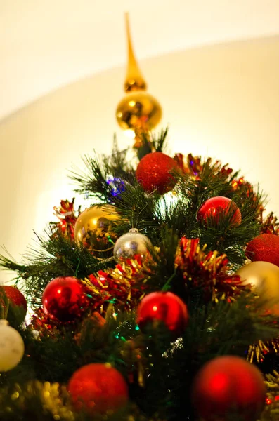 Grüner Weihnachtsbaum Mit Bunten Dekorationen Zur Weihnachtsfeier — Stockfoto