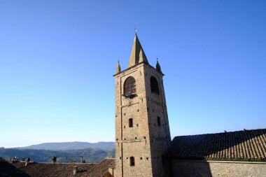 Serralunga d 'Alba kilisesinin çan kulesi.