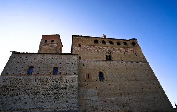 Castillo medieval de Serralunga d 'alba — Foto de Stock