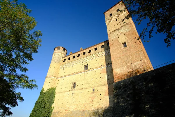 Средневековый замок Серралунга-д "Альба — стоковое фото