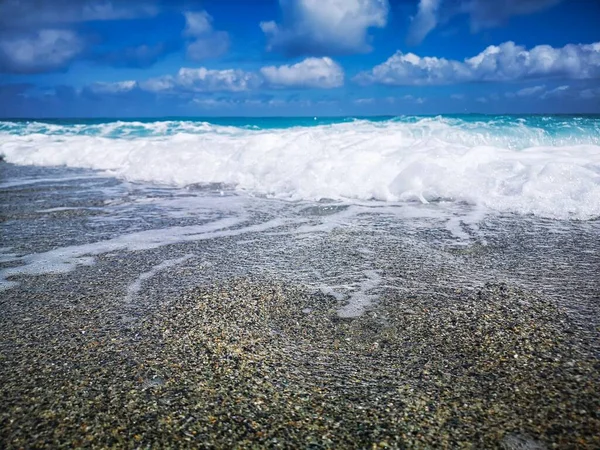 Das Meer Mit Seinen Wellen Stürzt Auf Den Strand Und — Stockfoto