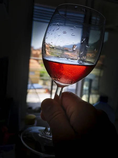 Een Glas Rode Wijn Zijn Hand Gehouden Door Het Draaien — Stockfoto