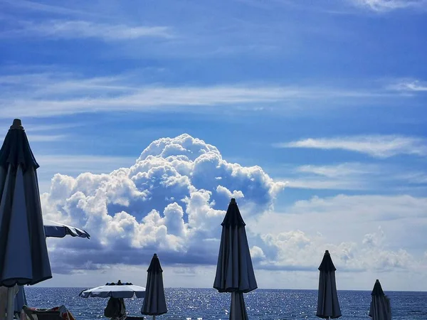 夏天的海滩上 满是遮阳伞和甲板椅子 可以俯瞰大海 — 图库照片