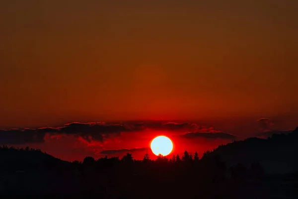 Coucher Soleil Rouge Flamboyant Lors Une Soirée Hiver Dans Vallée — Photo