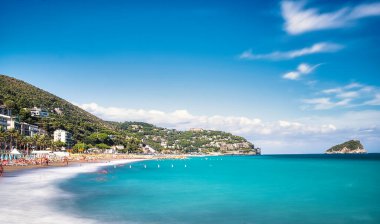 Spotorno ve Bergeggi adasıyla birlikte Savona eyaletinin Ligurian kıyıları.