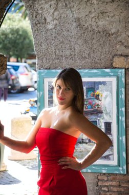 Kırmızı elbiseli sarışın kız fotoğraf çekimi sırasında mankenmiş.