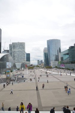 Modern gökdelenleriyle Paris, Fransa 'nın modern savunma bölgesi.