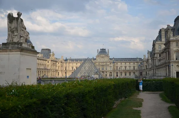 Párizsi Louvre Múzeum Gyönyörű Építészetével — Stock Fotó