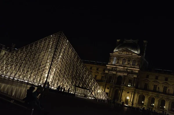 Louvre Muzeum Paříži Krásnou Architekturou — Stock fotografie