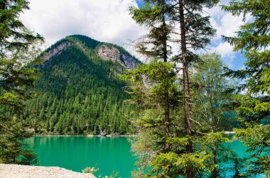 Avusturalya 'dan birkaç kilometre uzakta, Val Pusteria' daki Trentino 'da Braies Gölü.