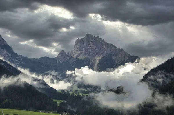 素晴らしいトレンティーノ山の峰 イタリアアルプス 壮大な風景 — ストック写真