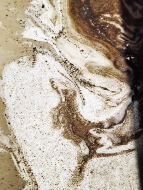 Su ve çamur dokusu krema gibi.