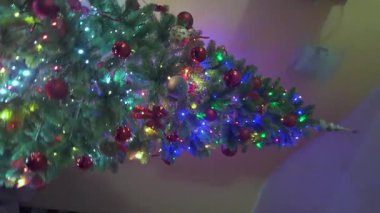 Noel tatili süslemeleriyle Noel ağacının neşeli atmosferli 4K videosu.