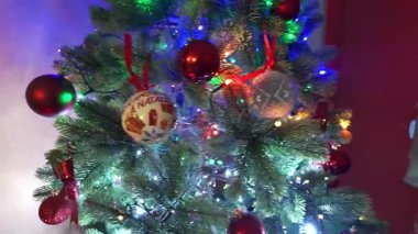 Noel tatili süslemeleriyle Noel ağacının neşeli atmosferli 4K videosu.